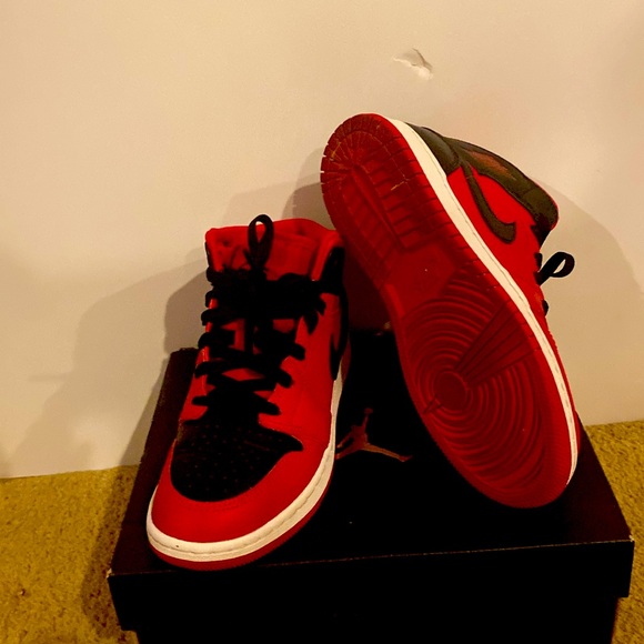 Big kids air jodan 1 mid GS. - Picture 3 of 5